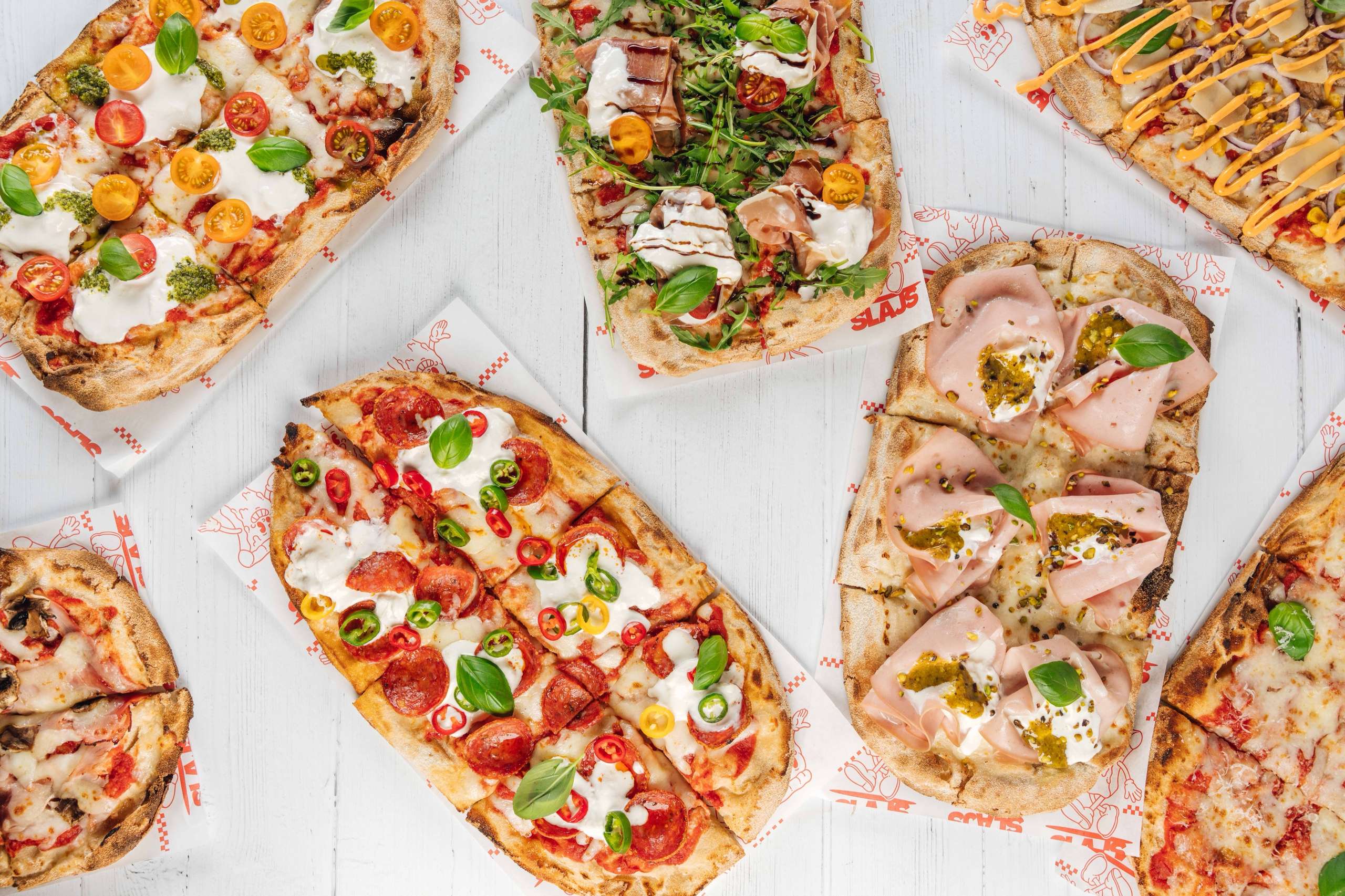 Pizza romana na belih pladnjih